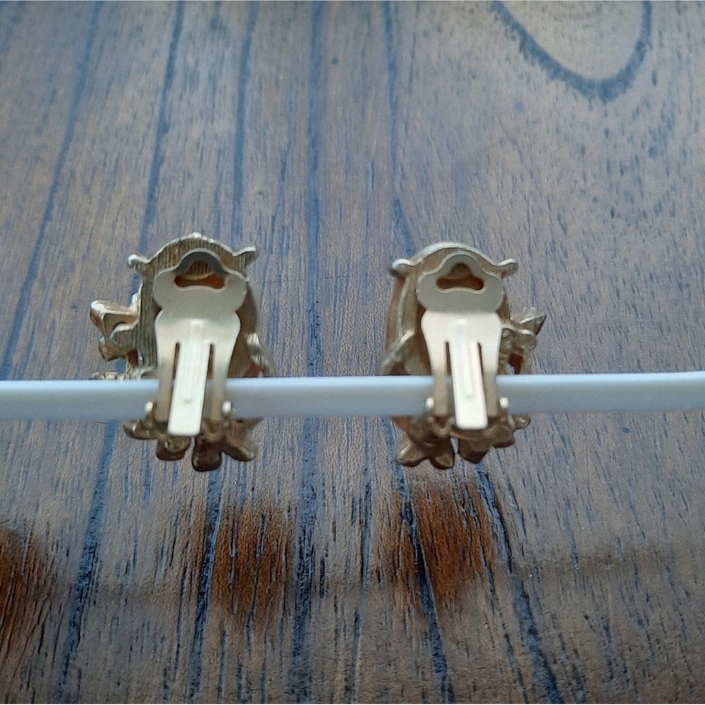 Vintage large pearl flowers clip on earrings - Picture 6 of 8